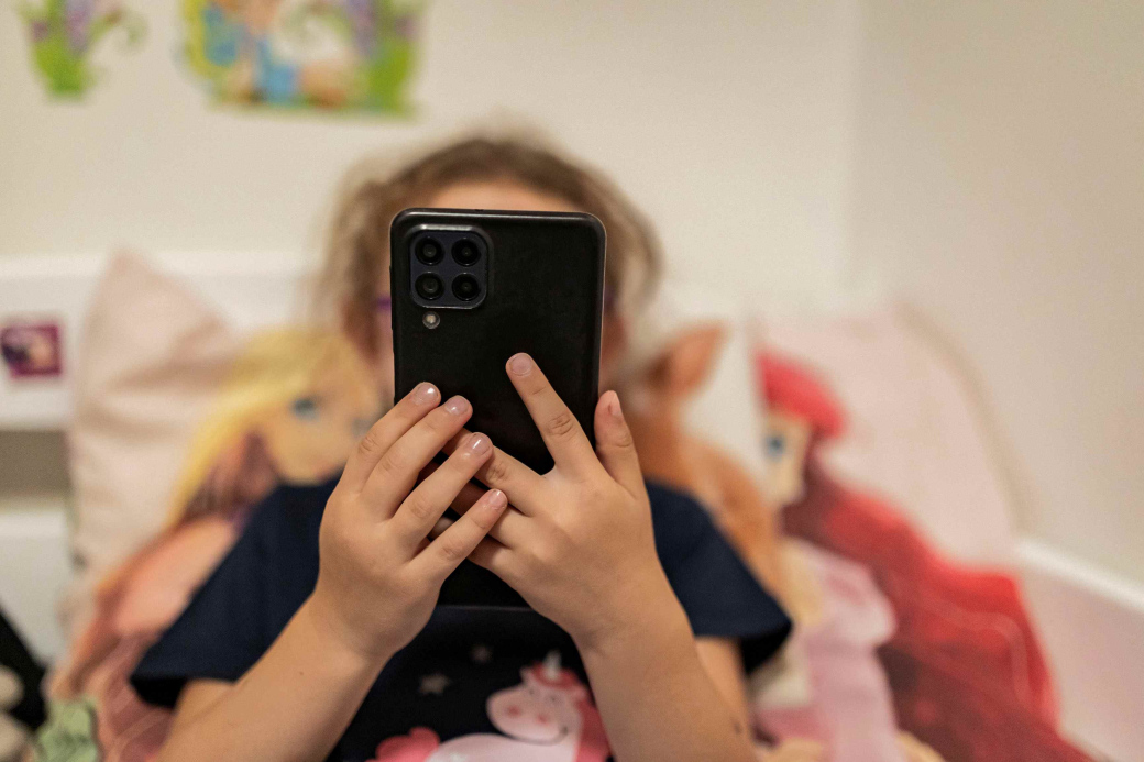 Obrazovky u dětí: Co je běžné používání a kdy už se jedná o problém