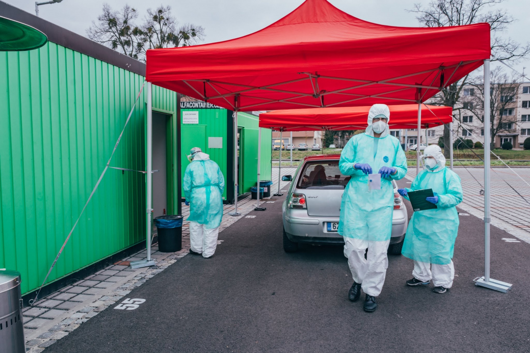 Odběry okýnkem auta zavedla i zlínská nemocnice, pacienta musí poslat epidemiolog nebo praktik