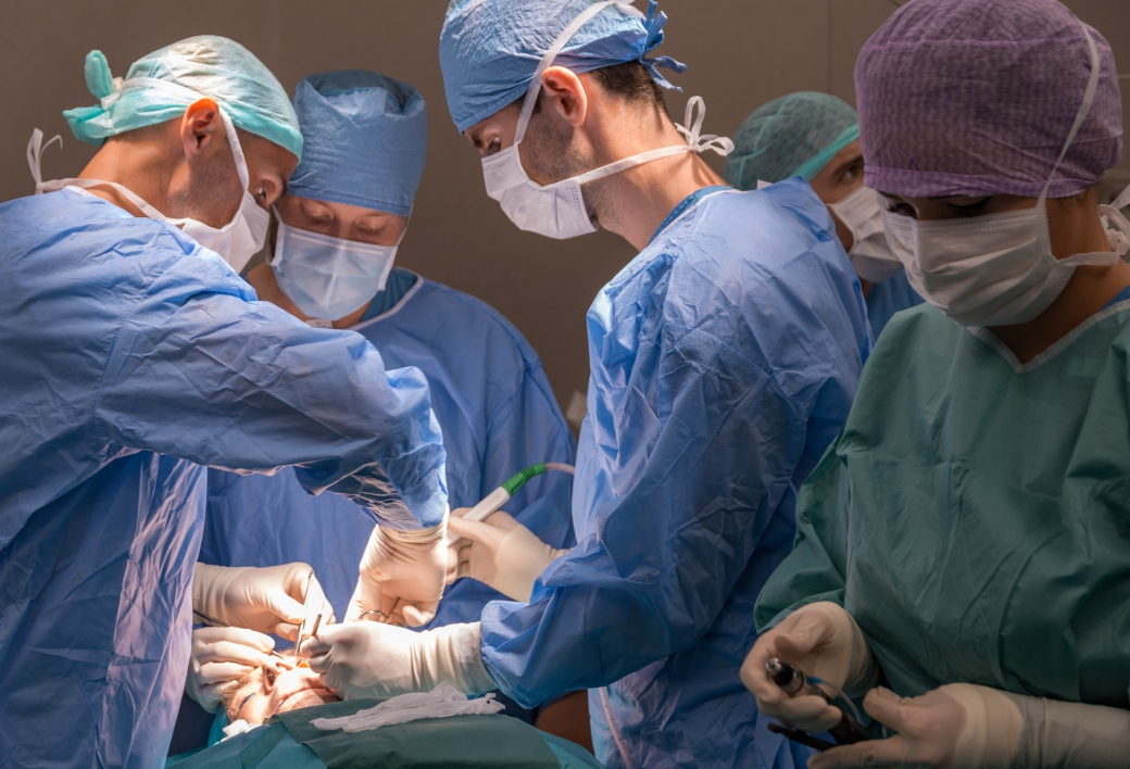 Nemocnice Zlínského kraje pozastaví od pondělí plánované operace, zatím na dva týdny