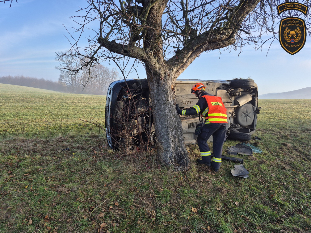 Řidička opřela auto o strom