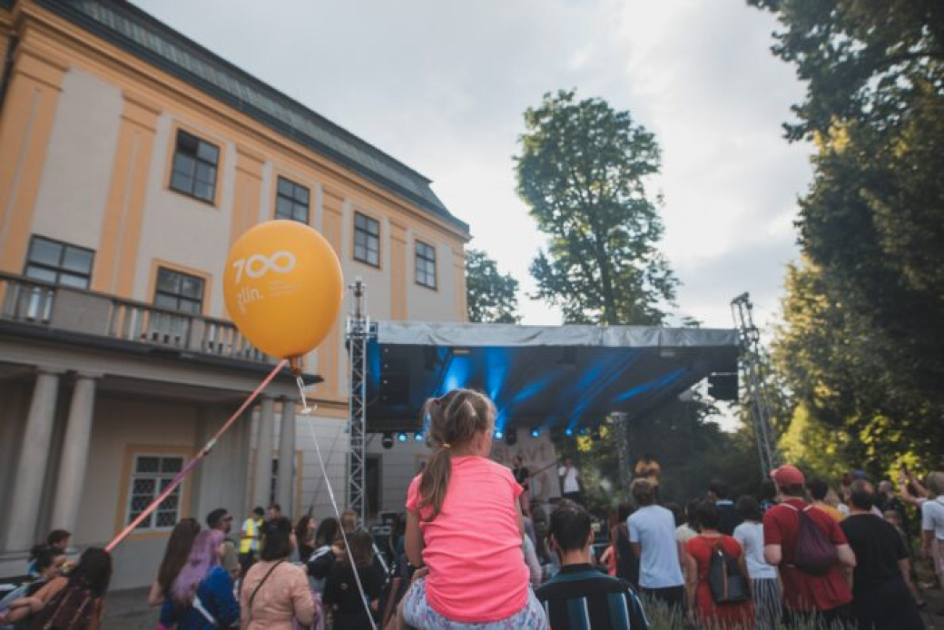 Zlín ožije koncertem kytarového mistra a zdejší ulice se objeví na malířském plátně