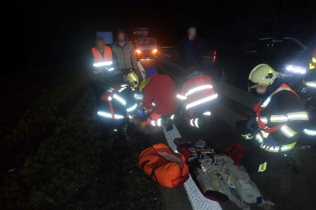 Pátek na silnicích Zlínského kraje: Srážka osobního auta s člověkem i zapadlý popelářský vůz