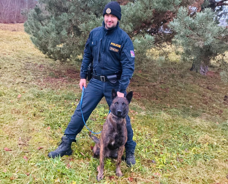 Policejní pes Ludvík vypátral ztraceného chlapce. Utekl a schoval se u potoka 