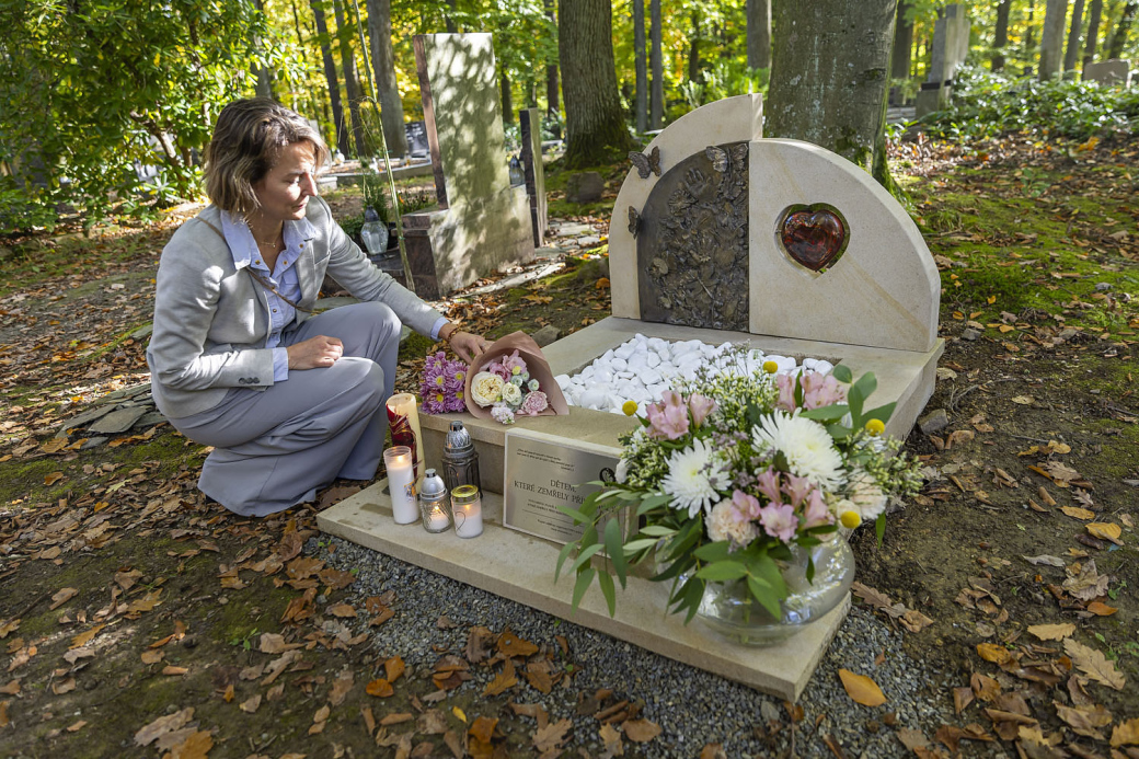 Ve Zlíně vzniklo pietní místo určené rodičům po ztrátě miminka, přispěl na něj i kraj
