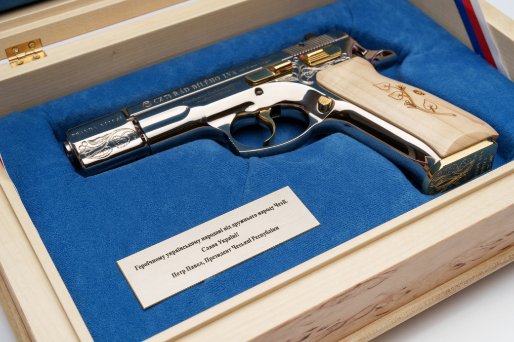 Petr Pavel daroval prezidentu Zelenskému pistoli z brodské zbrojovky