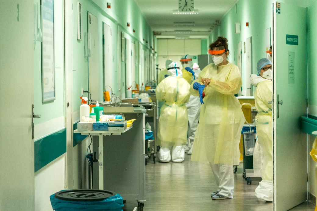 Počty pacientů znovu rostou, nemocnice v kraji raději zastavily rušení covidových stanic
