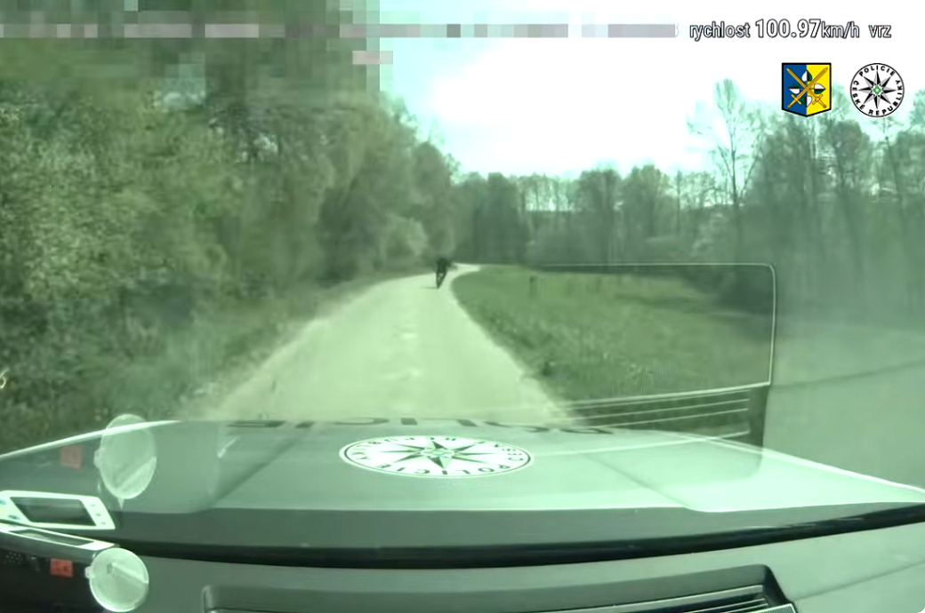 Ujížděl policistům na koloběžce rychlostí až 100 km/h. Měl zákaz řízení