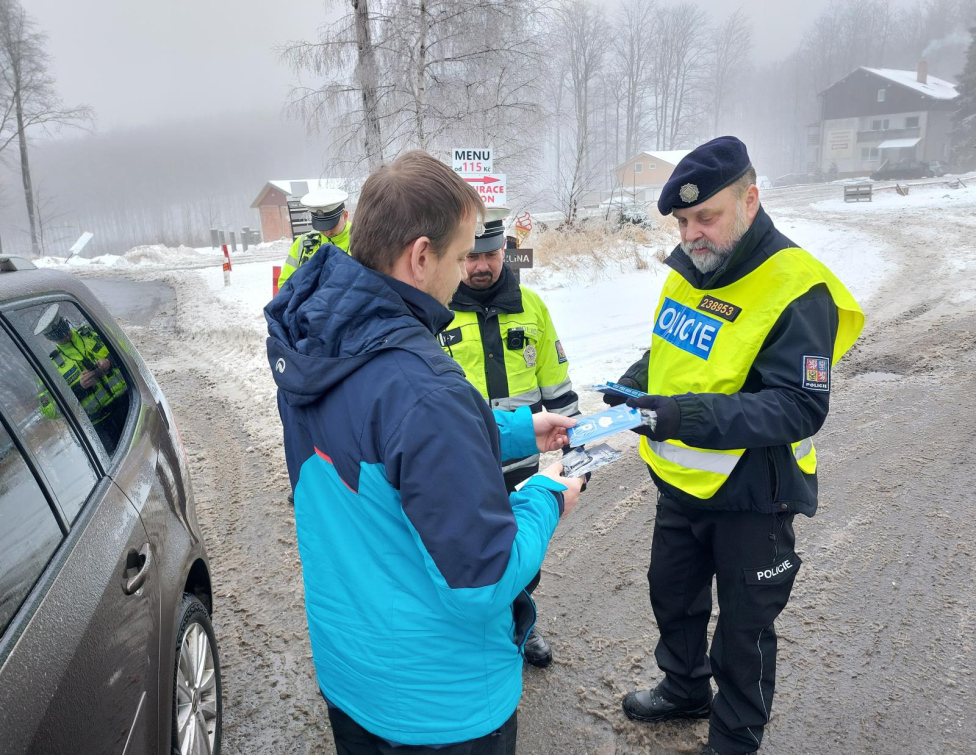 Policie kontrolovala řidiče. Když bylo vše OK, dostali dárek 