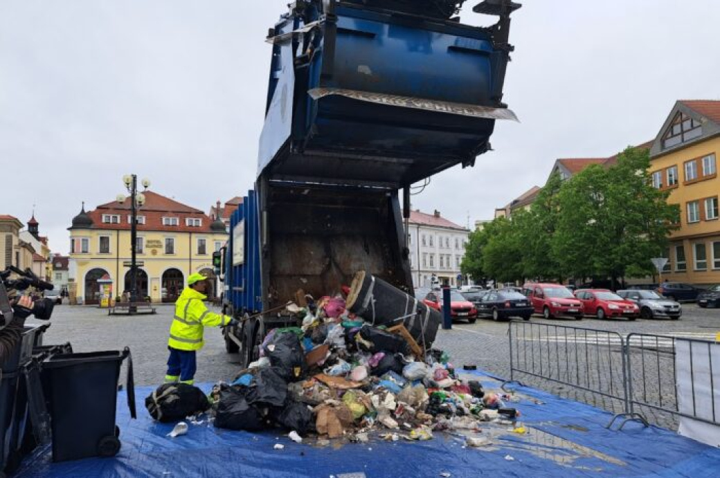 Popeláři vysypali odpad před uherskohradišťskou radnici