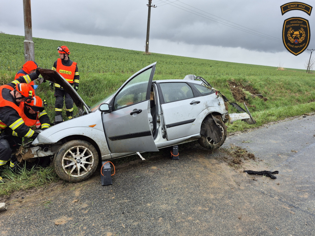 Posádku havarovaného vozidla si převzali záchranáři