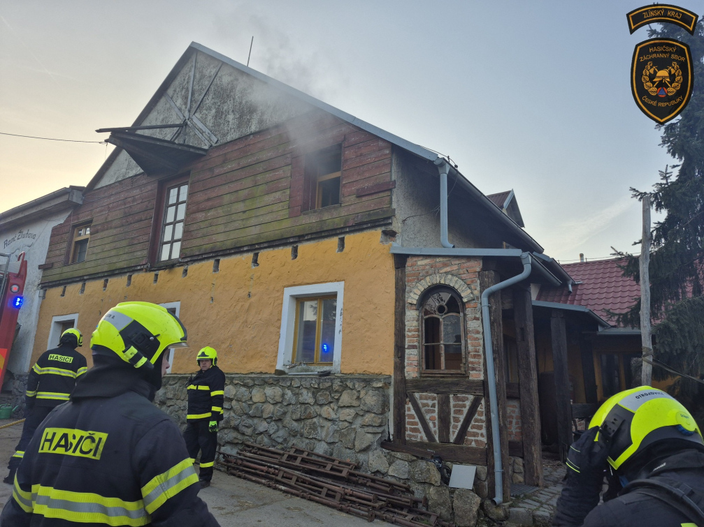 Ranní požár na farmě v obci Žlutava: Hasiči zachraňovali čtyři osoby ze silně zakouřené budovy