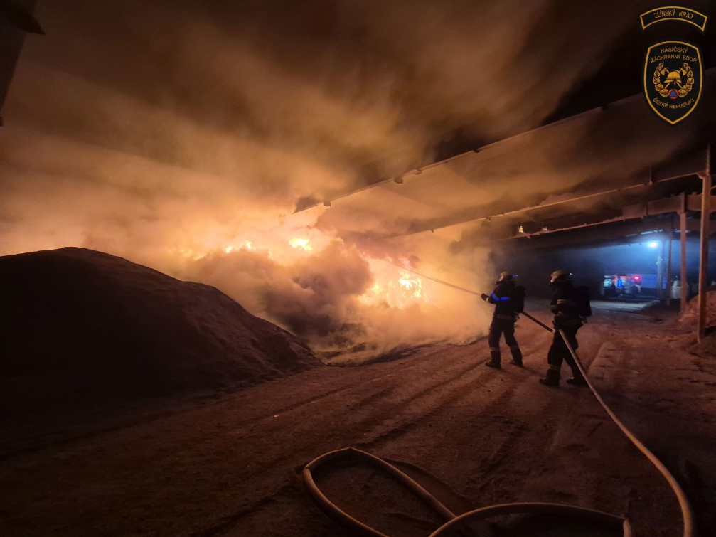 Požár biomasy v Huštěnovicích zaměstnal 9 jednotek hasičů