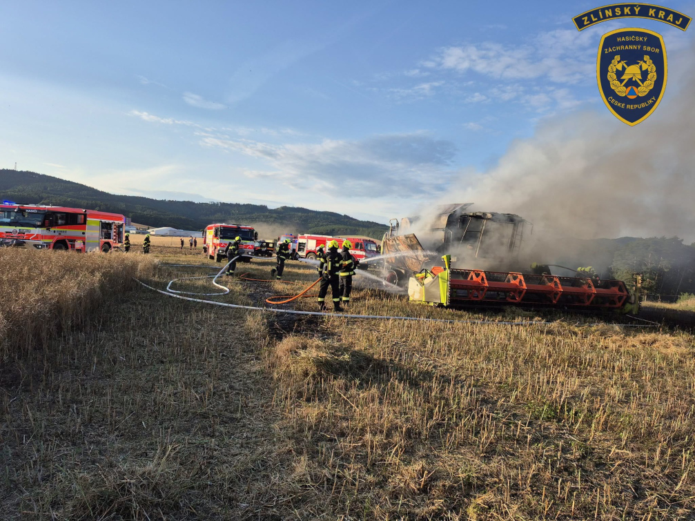 Požár kombajnu při sklizni zaměstnal sedm jednotek hasičů