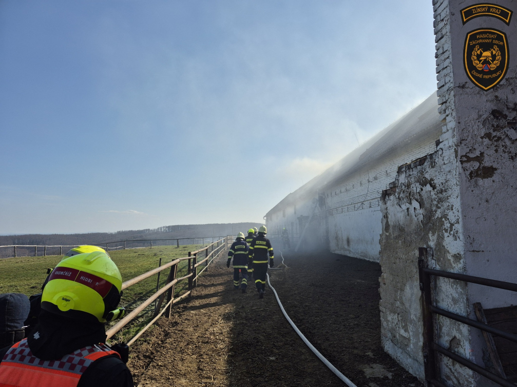 Požár kravína v Nové Dědině zaměstnal deset jednotek hasičů