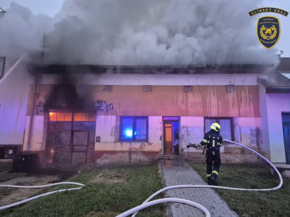 Střecha RD a garáž v plamenech 
