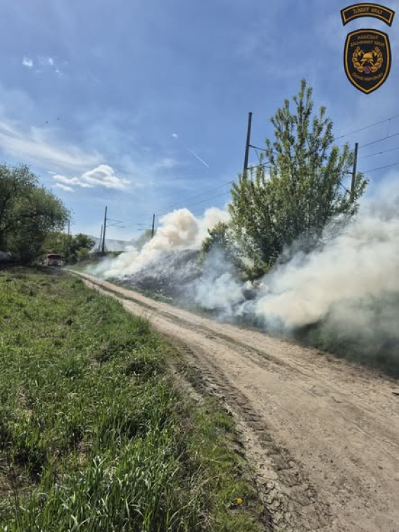 Rozsáhlý požár podél železniční tratě na Zlínsku zaměstnal 15 jednotek