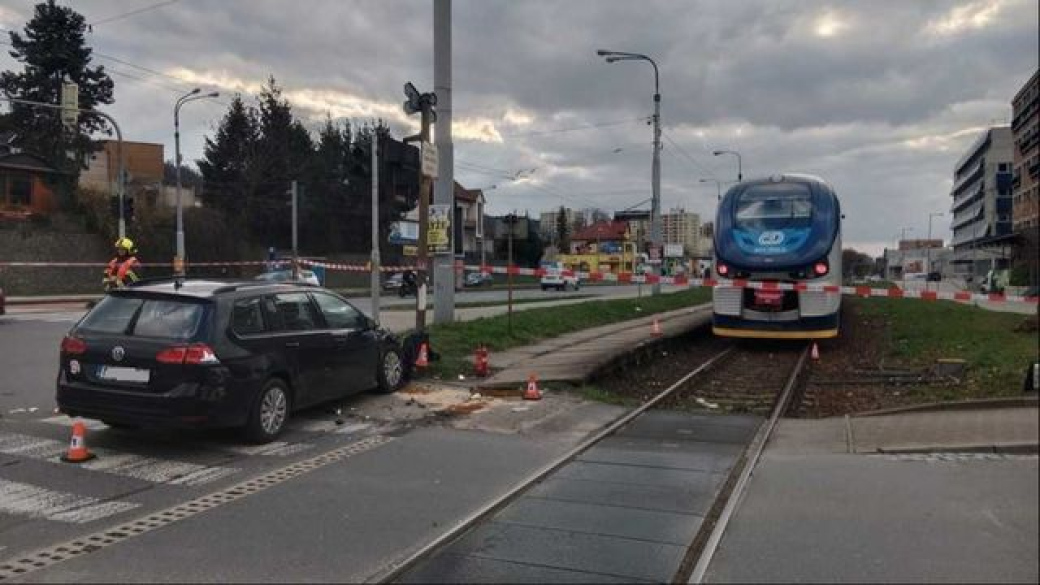 Řidička se na přejezdu střetla s vlakem. Odhozené vozidlo srazilo na přechodu chodkyni