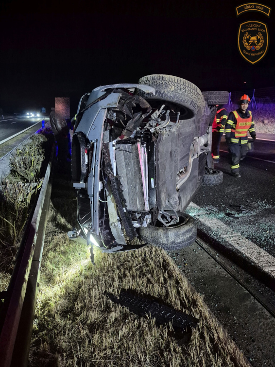 Dodávka se na dálnici D1 u Kroměříže převrátila na bok