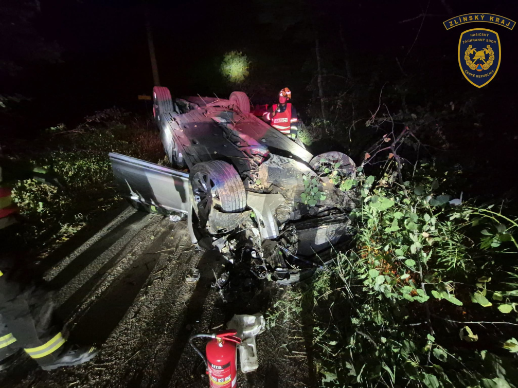 Řidič převrátil auto na střechu, dvě osoby se zranily