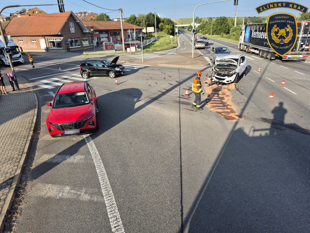 Ranní střet tří vozidel v Uherském Brodě ochromil dopravu