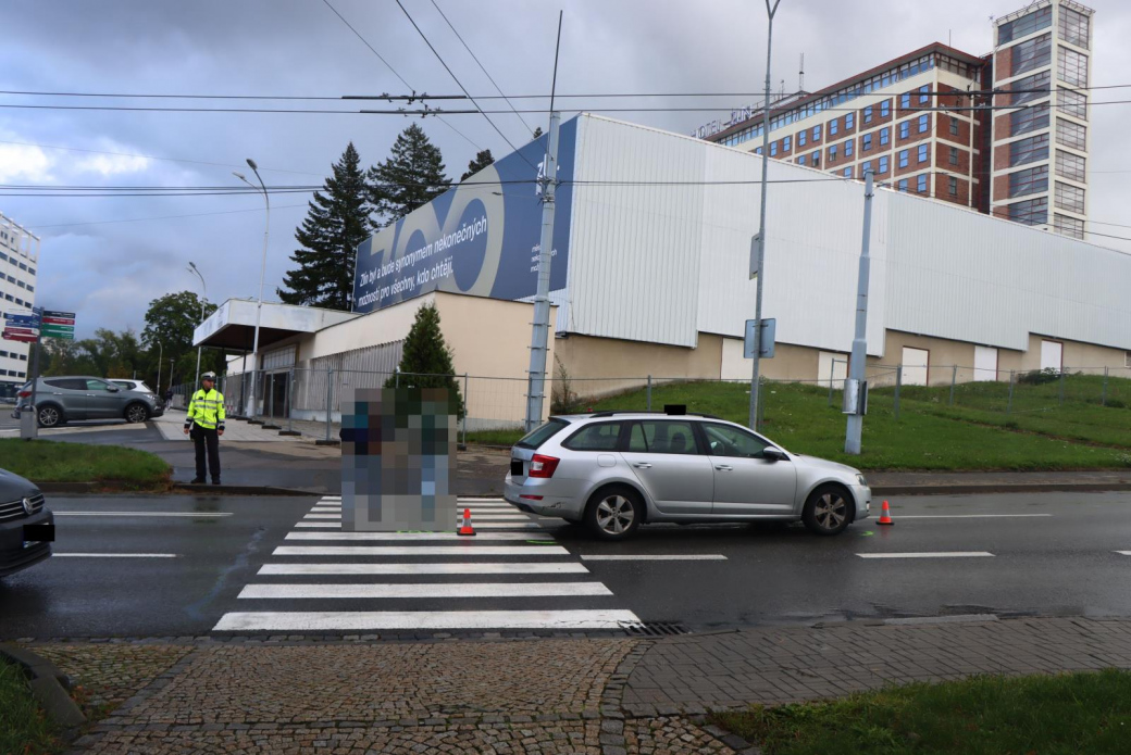 Řidič Octavie srazil chodce na přechodu pro chodce. S těžkým zraněním skončil v nemocnici