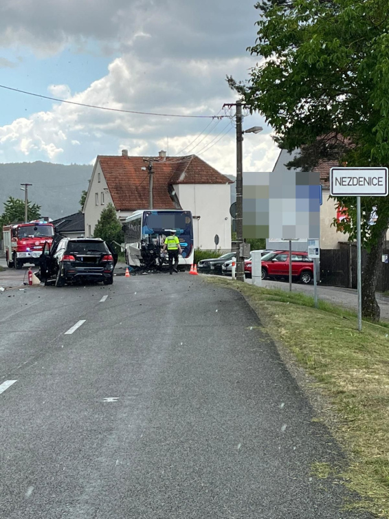 Řidič Mercedesu narazil do stojícího autobusu a poté do vozidla v protisměru