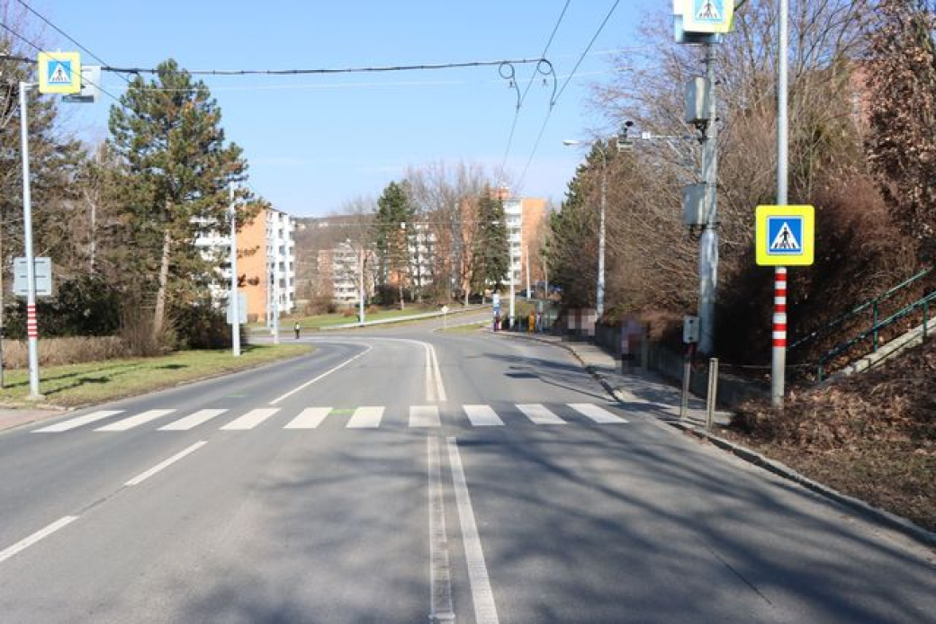 Řidič srazil ženu na přechodu pro chodce. Utrpěla těžké zranění