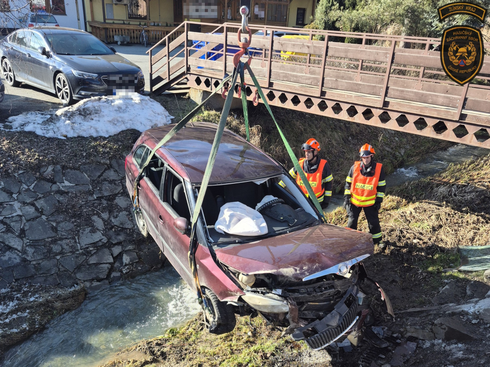 Další řidič v korytě potoka