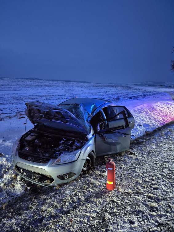 Zimní posloupnost: Kluzká silnice, příkop, hasiči a nemocnice