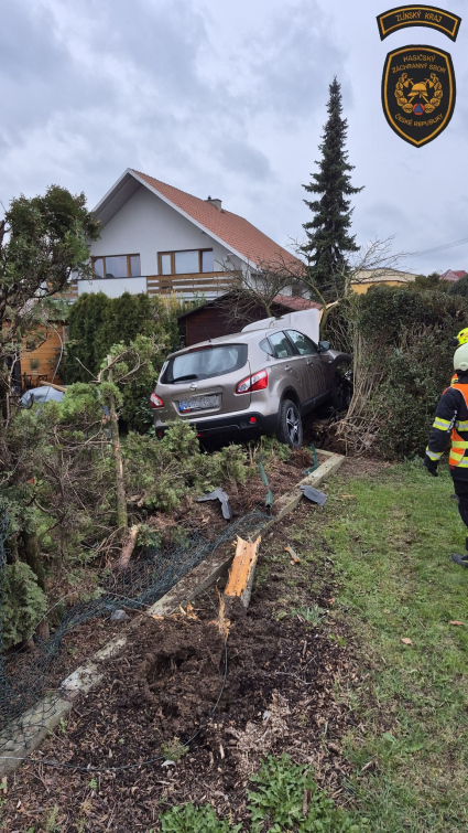 Řidiče zastavil až strom v zahradě