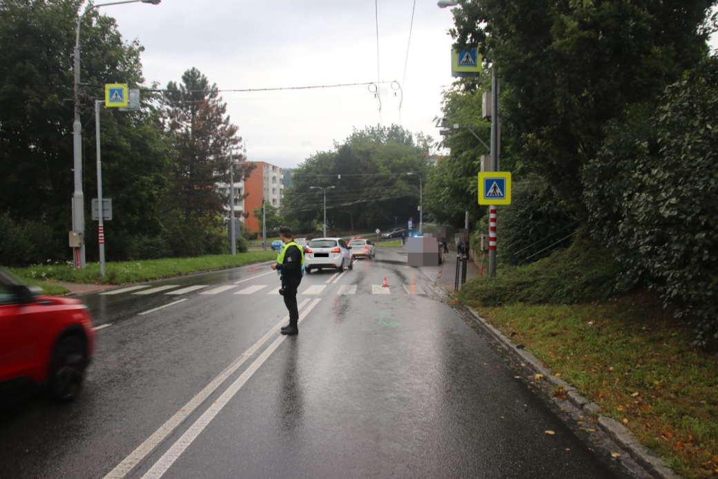 Řidička ve tmě přehlédla na přechodu chodce. Mladík skončil v nemocnici