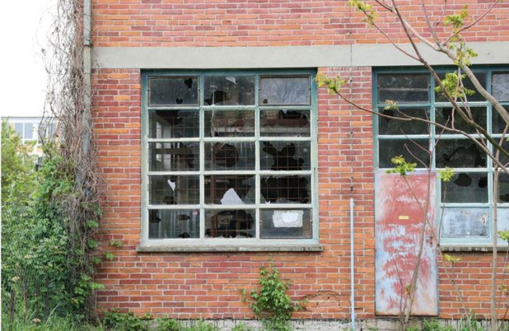 Rozbitá okna v průmyslovém areálu. Škoda je čtyřicet tisíc