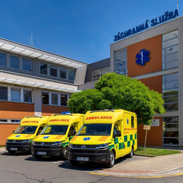 Tři nové sanitky pro záchranáře ve Zlíně, Uherském Hradišti a Kroměříži – spolehlivější výjezdy, lepší zázemí pro posádky