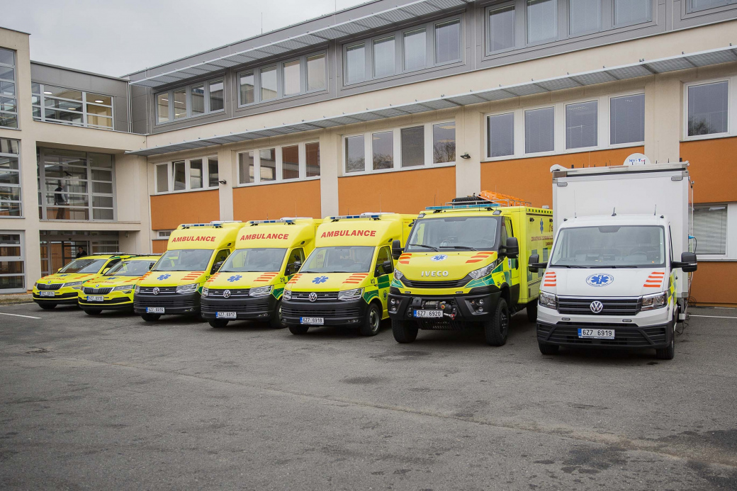 Zdravotničtí záchranáři mají sedm nových vozů včetně dvou speciálních