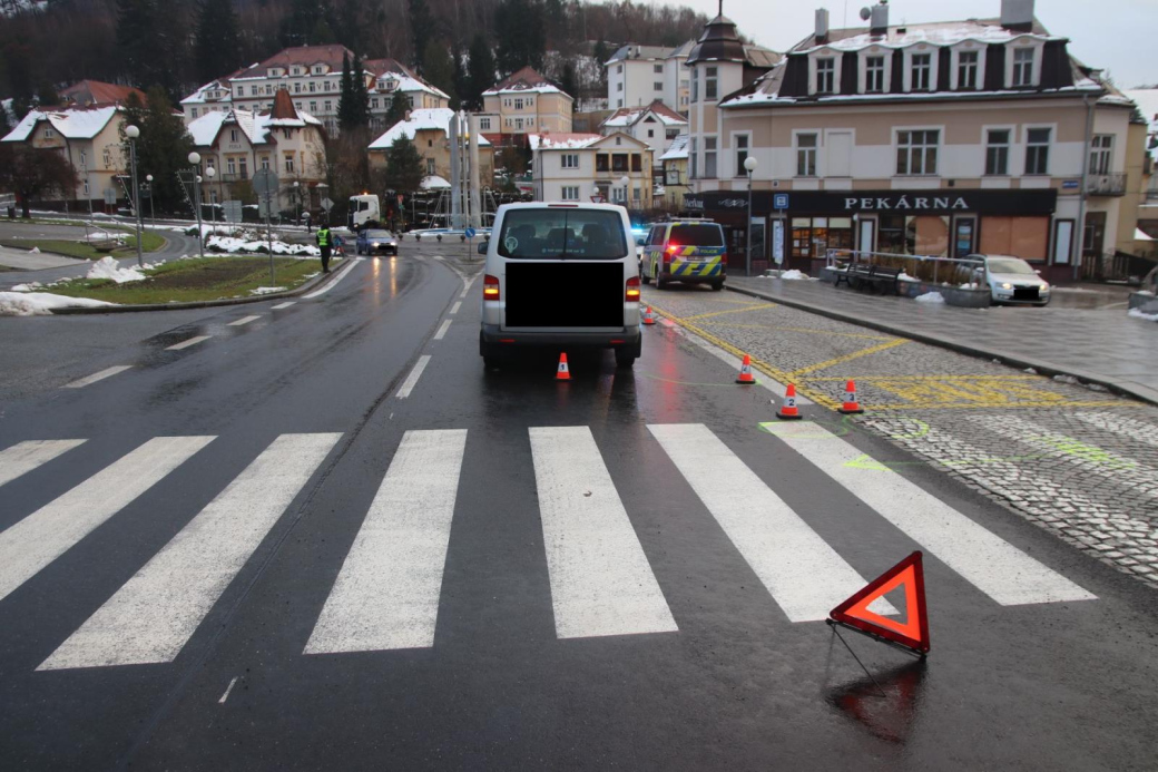 Penzista srazil seniory na přechodu pro chodce