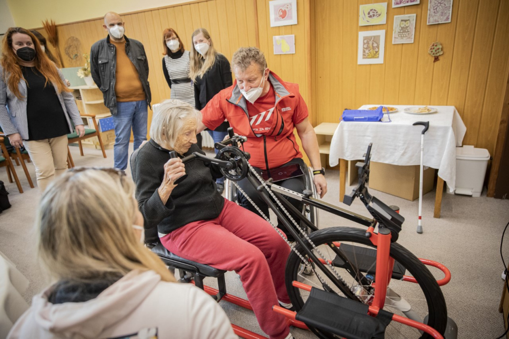 Klienti Domova pro seniory na Burešově si můžou zlepšovat kondici na hand-bike simulátoru