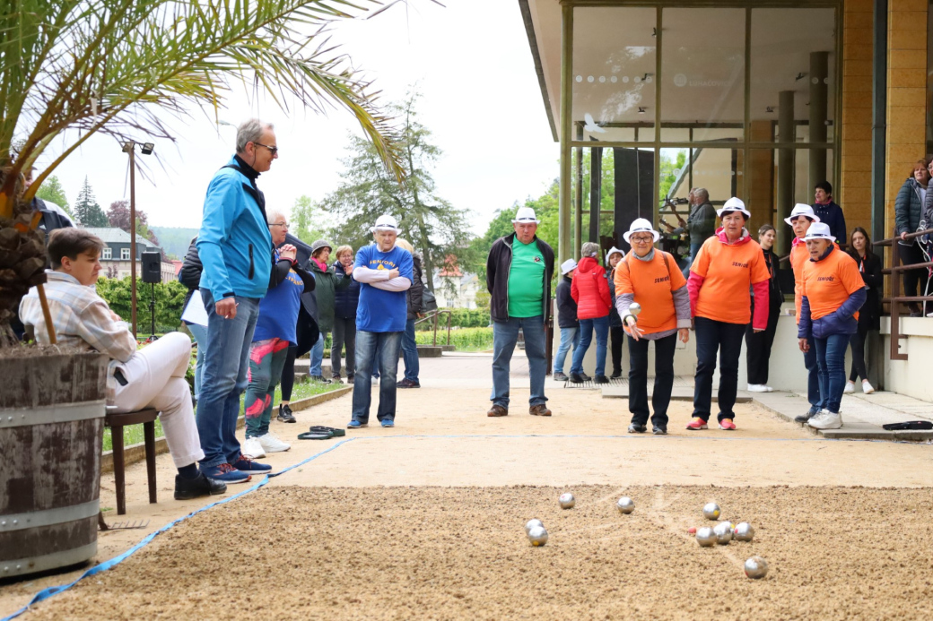 Senioři strávili v Luhačovicích příjemný den při hře pétanque