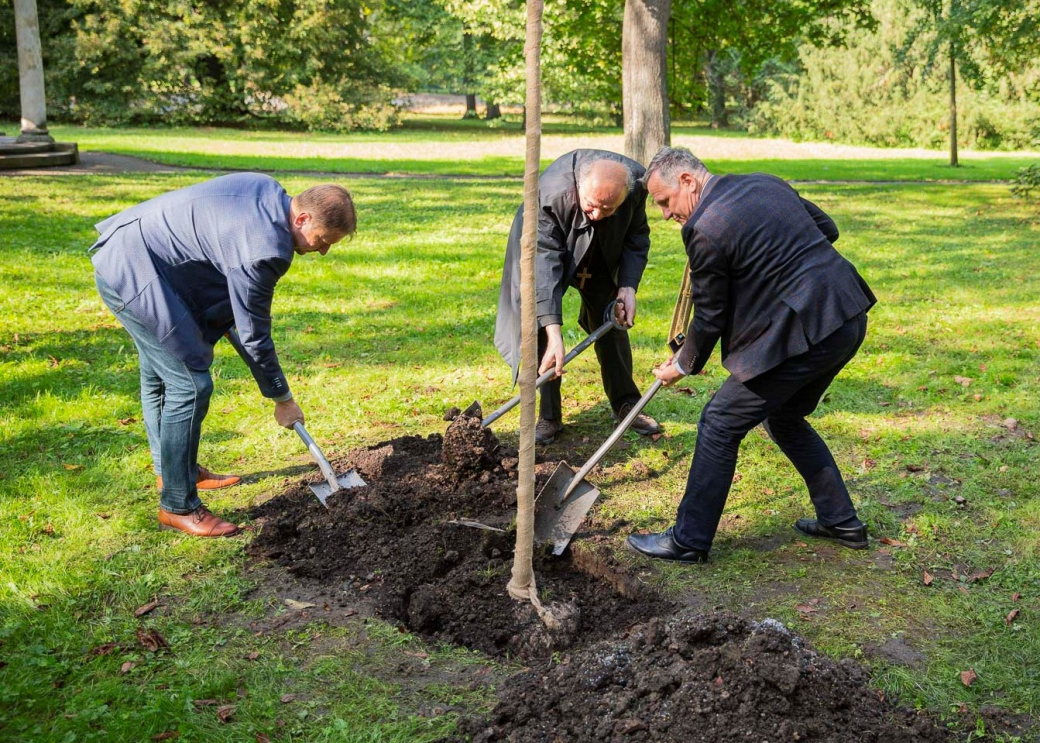 Signatáři memoranda o spolupráci na obnově Podzámecké zahrady zasadili památnou lípu