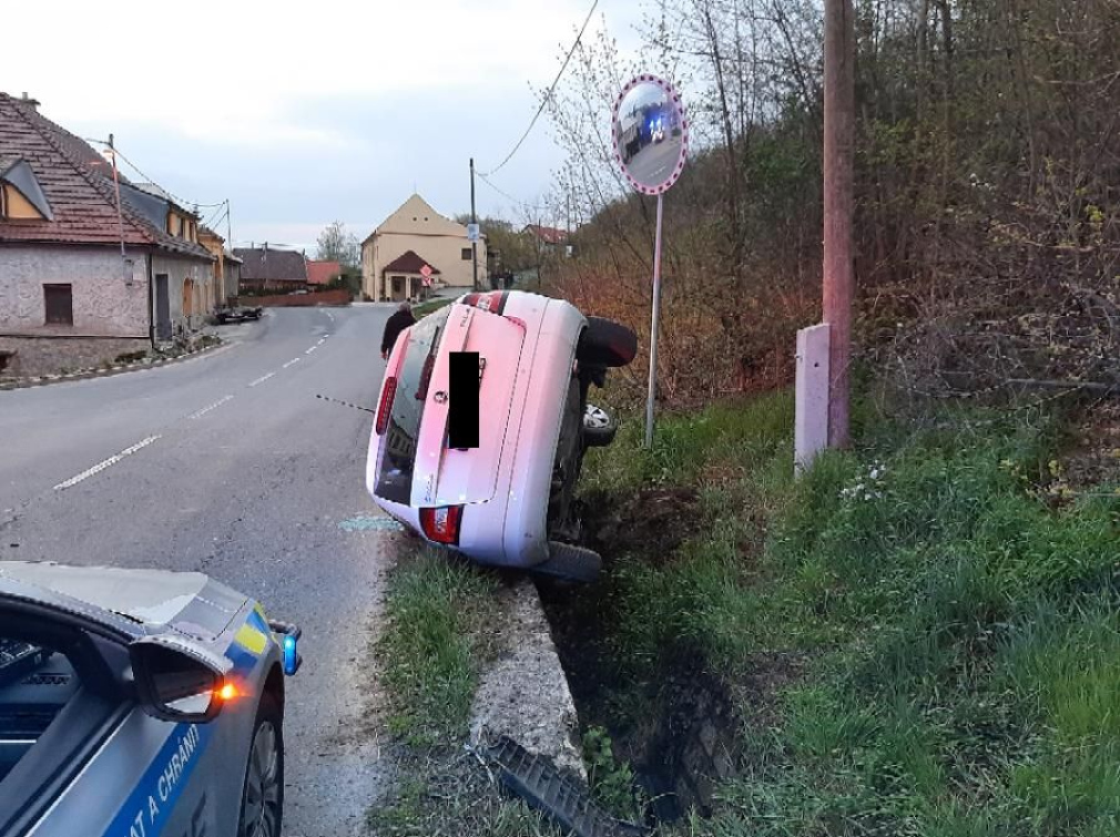 Po havárii skončil s vozidlem v příkopu. Škoda je dvě stě tisíc 