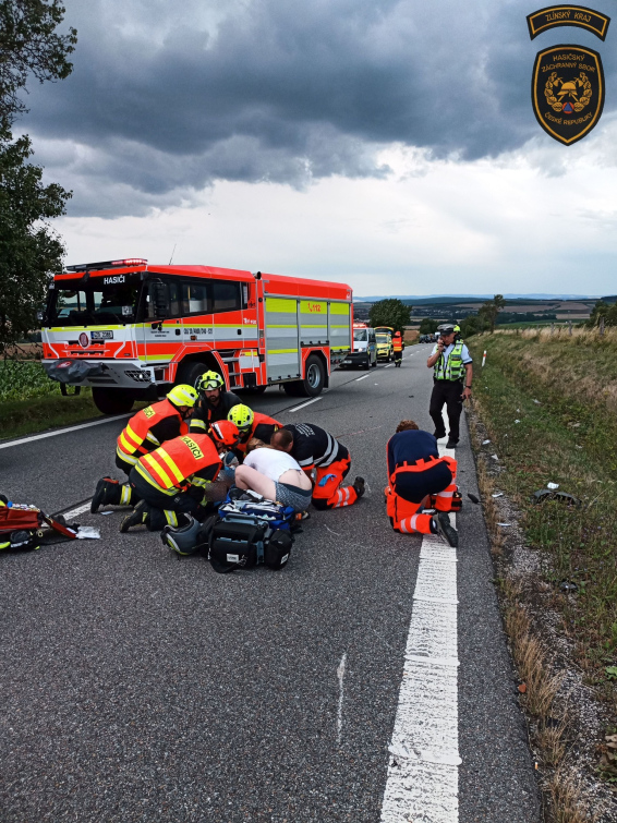 Střet osobáku se skútrem. Pro řidiče skútru letěl vrtulník