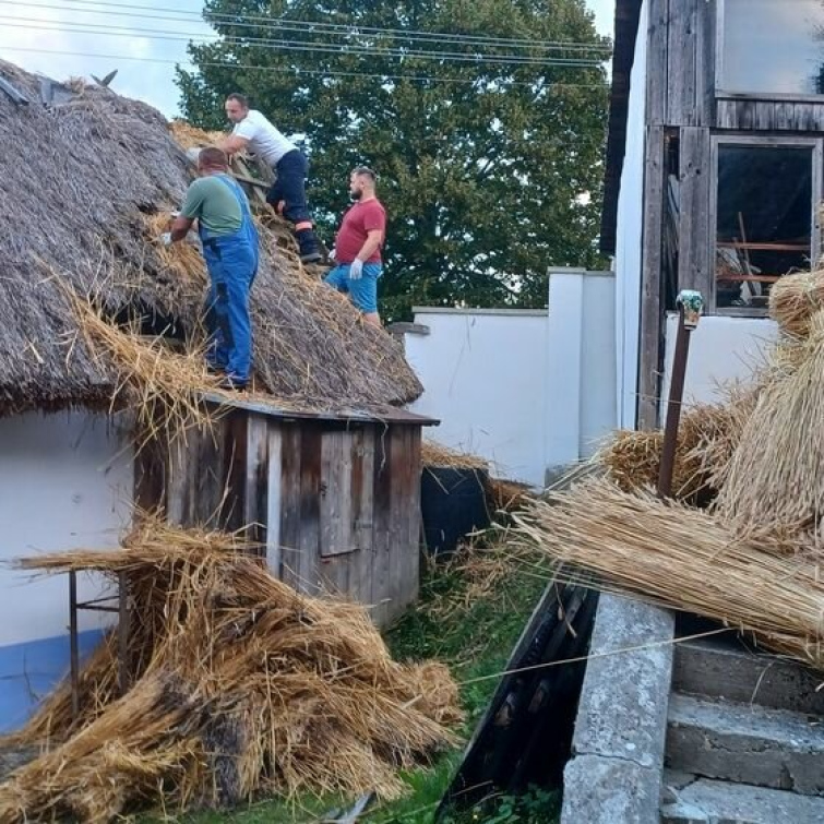 Při obnově střechy venkovské usedlosti v Lopeníku řemeslníci položí 4 tisíce slaměných došků