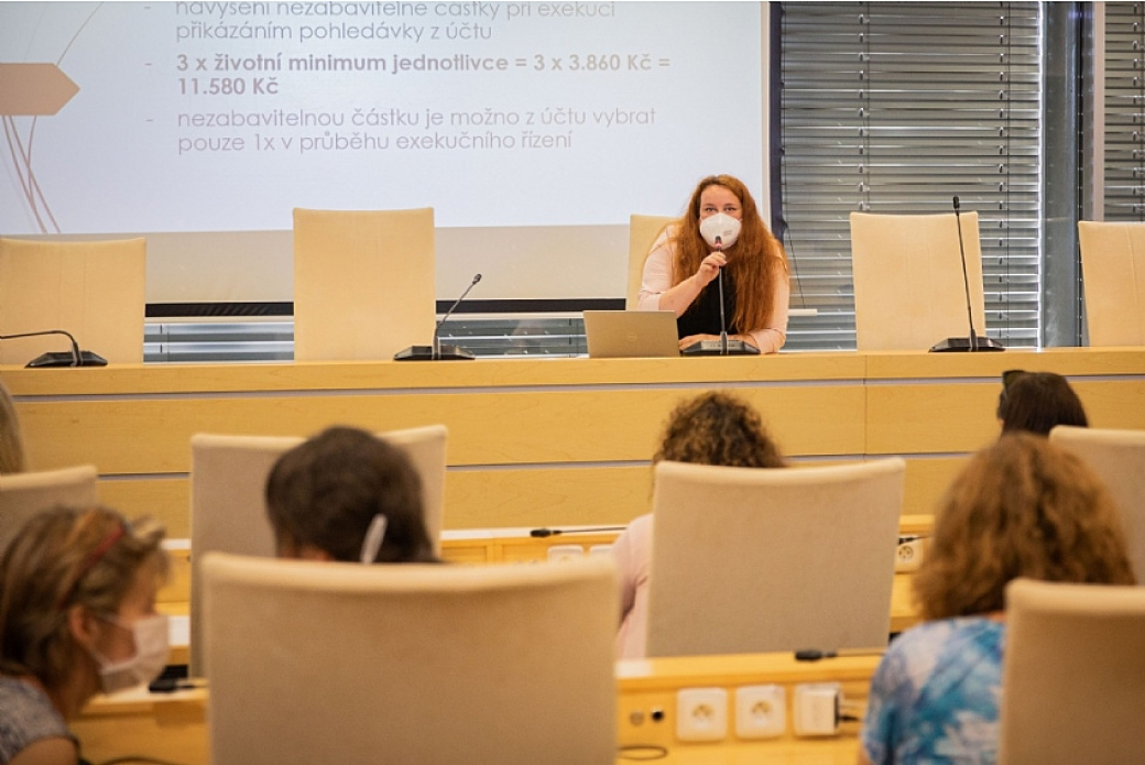 Kolik proběhlo v kraji exekucí. Kraj uspořádal seminář o dluhovém poradenství 