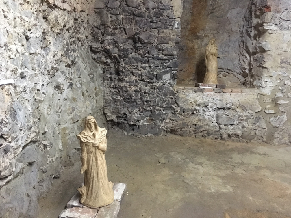 V tajemném podzemním sklepení malenovického hradu se zabydlely sochy