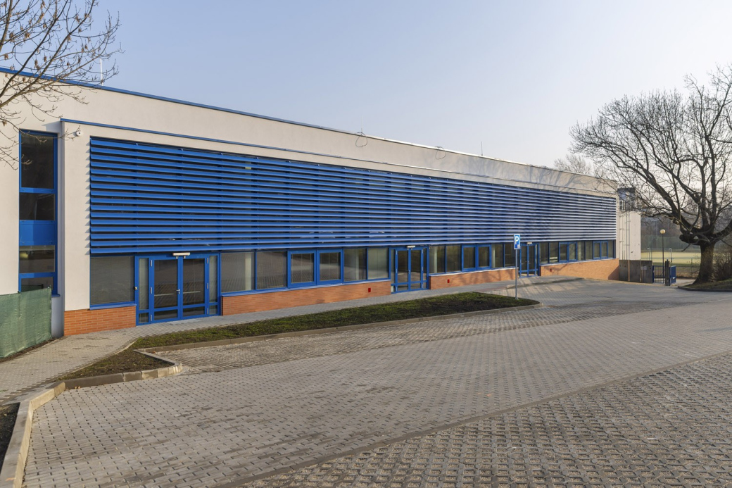 Sportovní hala zlínské průmyslovky se po rekonstrukci opět otevírá, kraj do její modernizace investoval přes 80 milionů