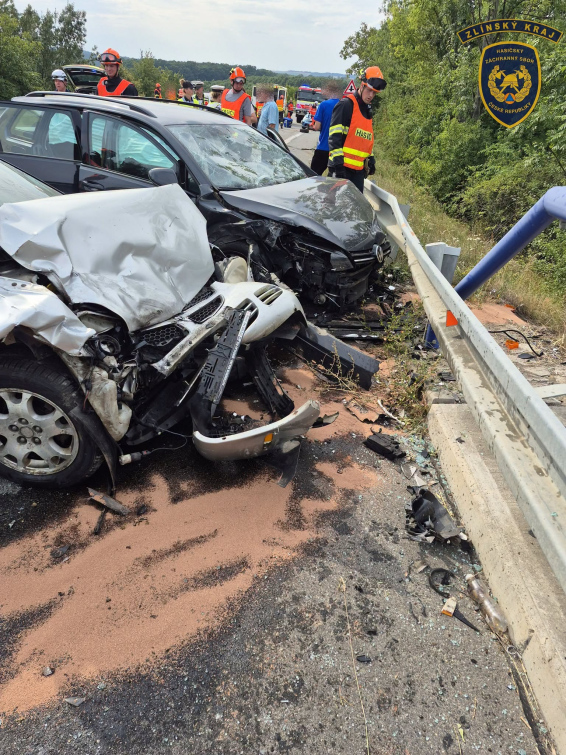 Hromadná nehoda čtyř vozidel u Otrokovic si vyžádala 6 zraněných