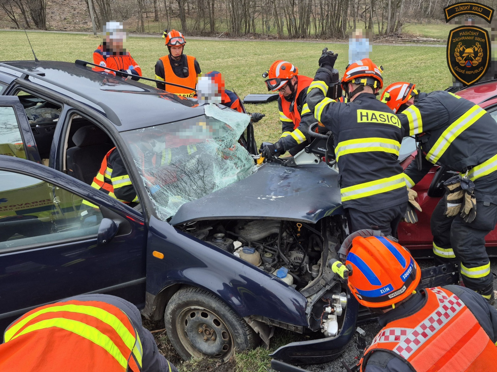 Střet dvou osobáků si vyžádal tři zraněné