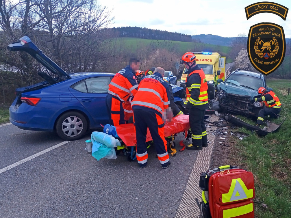 Čelní střet dvou osobáků si vyžádal tři zraněné