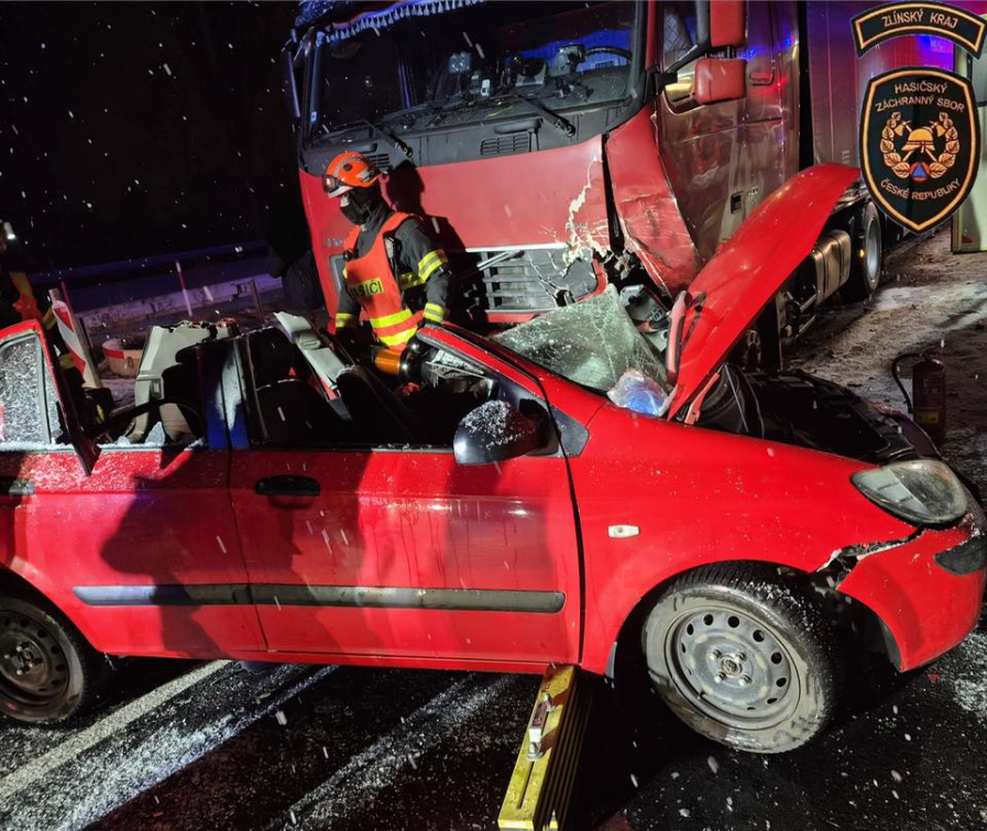 Na dálnici u Napajedel se srazil osobák s náklaďákem