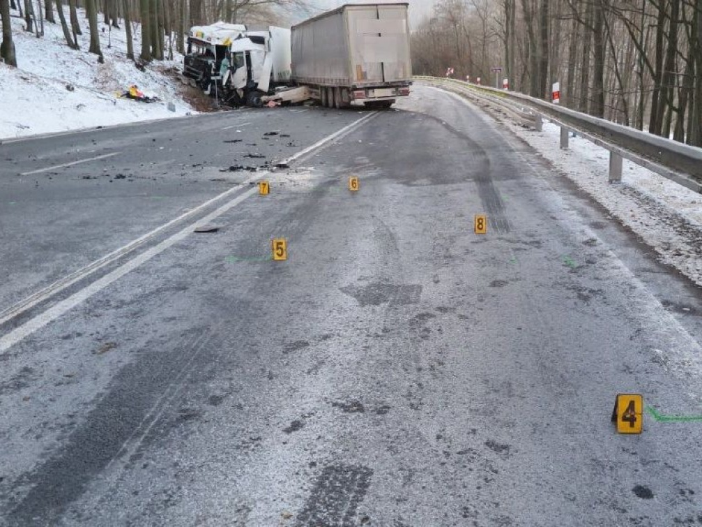 Střet tří vozidel. Jeden z řidičů utrpěl zranění 