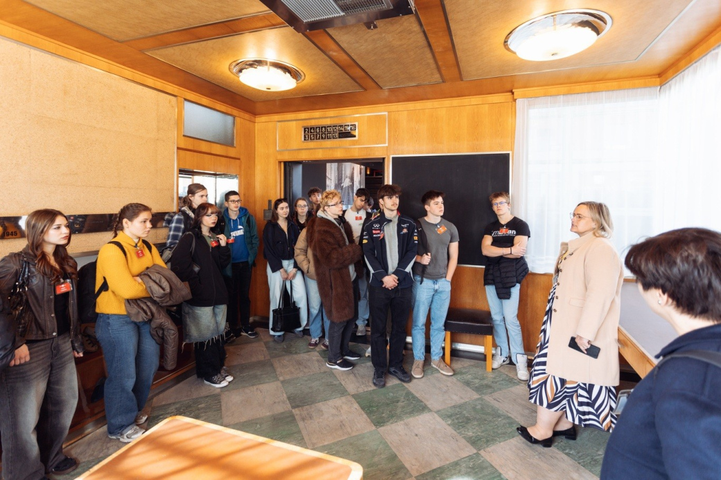 Studenti poznali krajský úřad i zákulisí Baťova mrakodrapu
